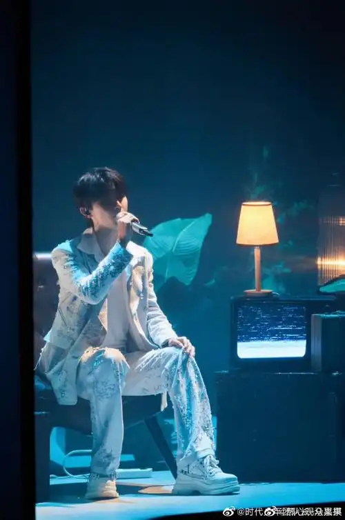 马嘉祺西装上好多珠子#有被马嘉祺的蓝色西装造型惊艳到!