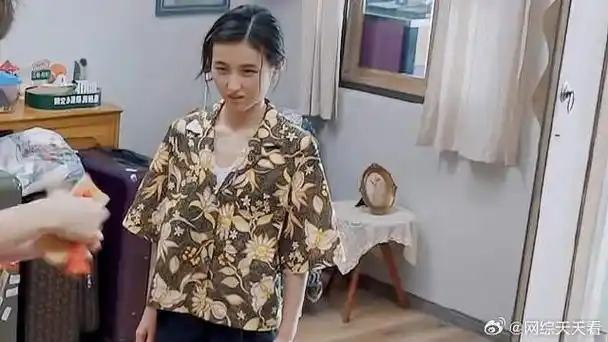 张艺兴教张子枫快板,却惨被夹手!