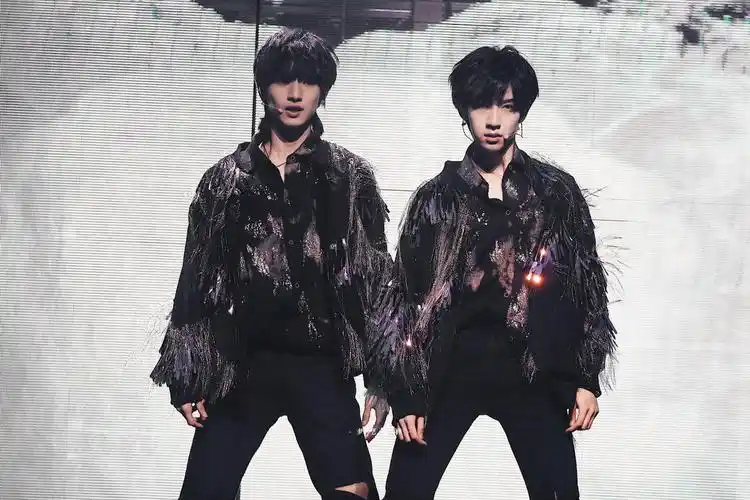 翔霖屋顶会着火 cr 水印 - 堆糖,美图壁纸兴趣社区