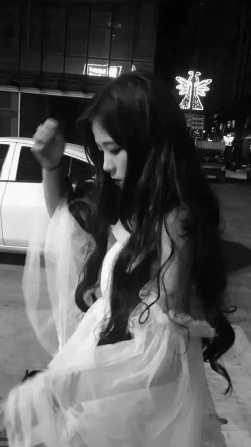 黑白女生壁纸图