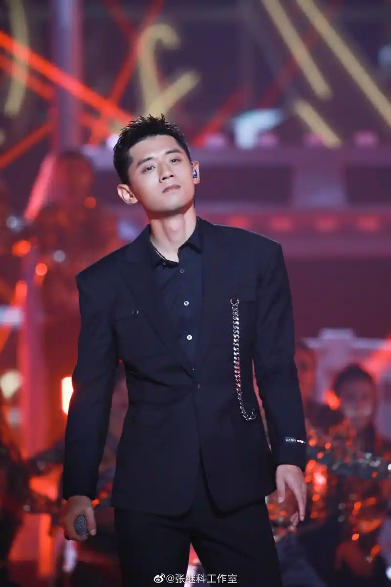 原创张继科连续登台献唱!造型多变穿西装超帅气,自称白了遭吐槽
