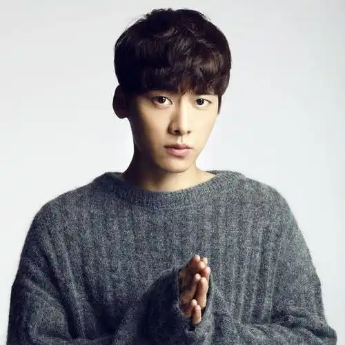 李易峰初五不避镜头,去寺庙拜神照片曝光,素颜略微驼背不像明星_网友