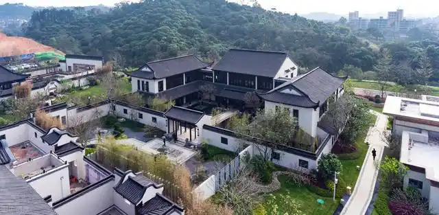 家住的园林式别墅一般绿化面积较大,有房有树,有山有水,可以做到健康