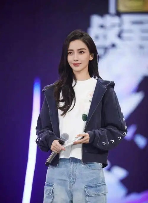 杨颖退出《跑男》引发猜测在2023年底,《跑男》节目组官宣了新一季的