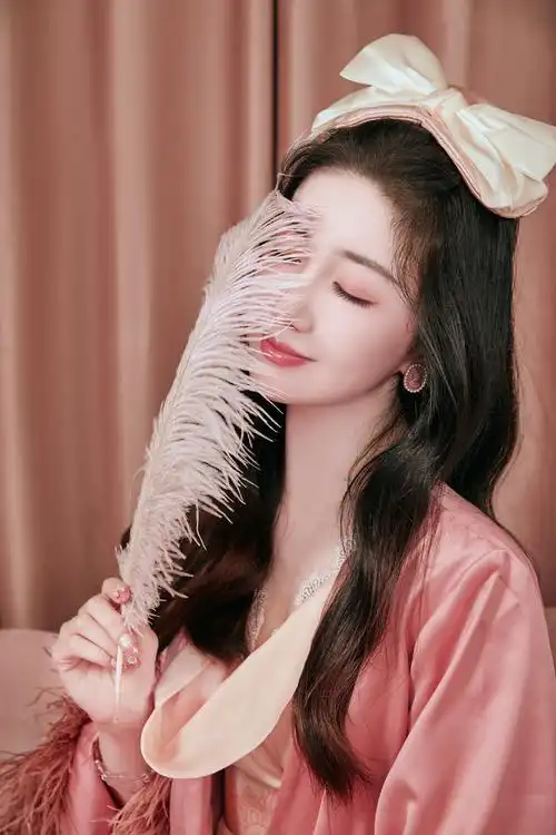 陈欣予最新睡衣写真慵懒优雅化身猫系公主