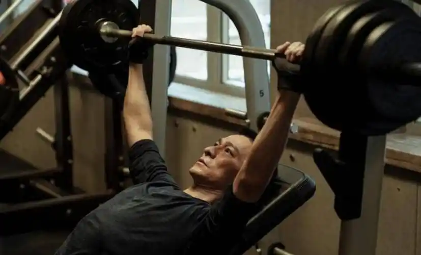 60岁刘德华现身街头酷劲十足大佬范儿太过消瘦身材像缩水了一般