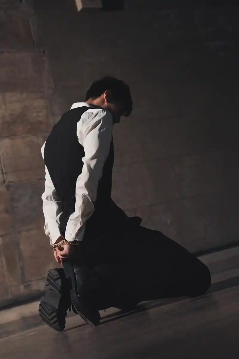 李洙赫正装下跪 我还是没犹豫就随你去天堂 - 抖音