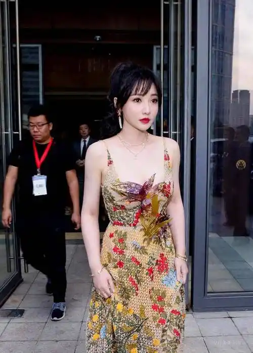 有一天,柳岩被孟非问及为何在40岁时仍未结婚.她轻._生活_故事_爱情