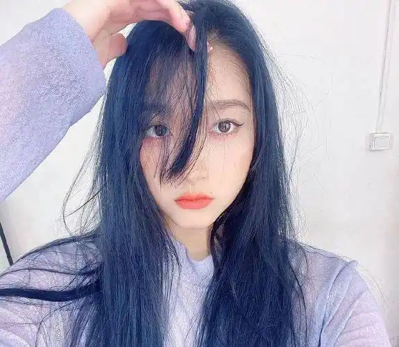 关晓彤再换发色,一头蓝发抢眼,宛如漫画美少女_照片_头发_社交