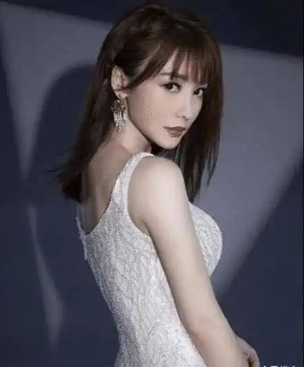 40岁柳岩成功瘦身,身上没有一丝赘肉,杨柳细腰让人羡慕_锻炼_身材