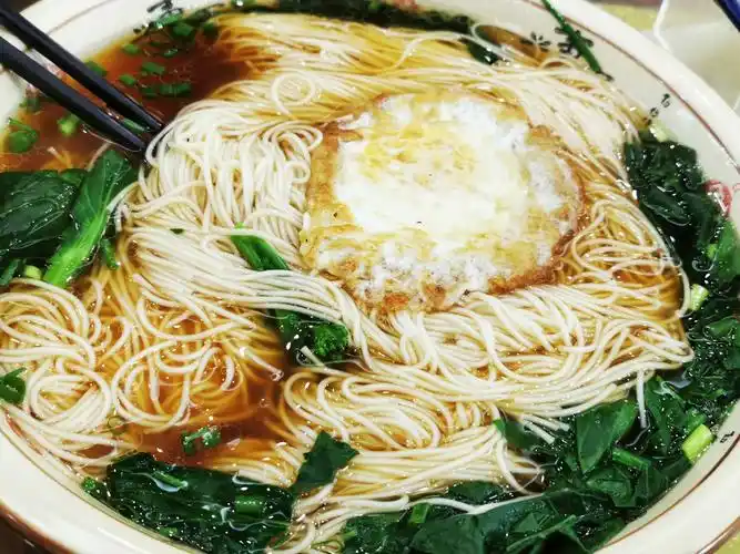 晚上在千岛湖水鲜堂用餐,饭店老板听说老爸生日,特意送了长寿面,谢谢