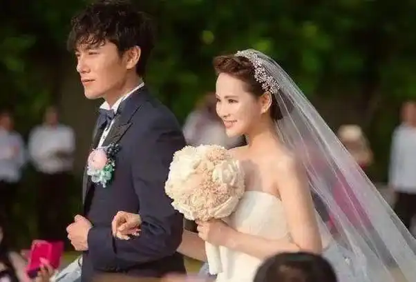 婚内出轨却被老公婆婆宠上天网友炸了伊能静二婚