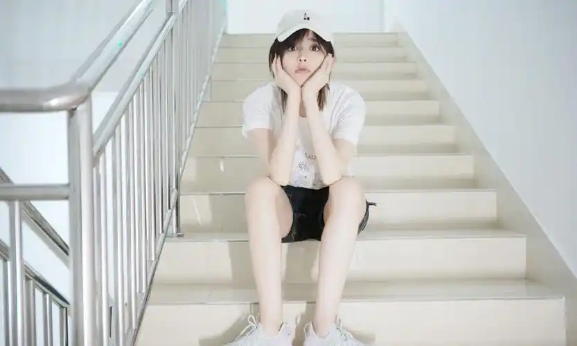 古力娜扎动感写真,一身运动休闲装,模样俏皮可爱