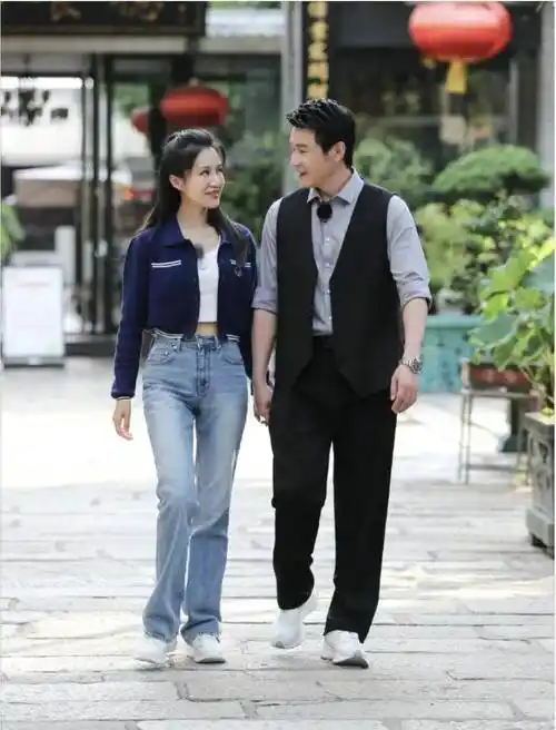 原创陆毅一家四口被偶遇3个女孩6条漫画腿陆毅竟然身材最差