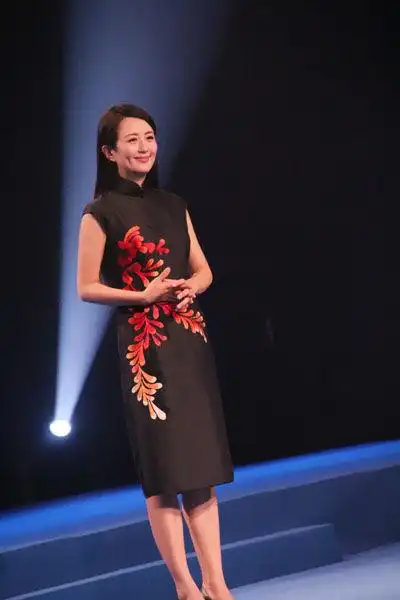 杨童舒典雅旗袍装亮相主持.图
