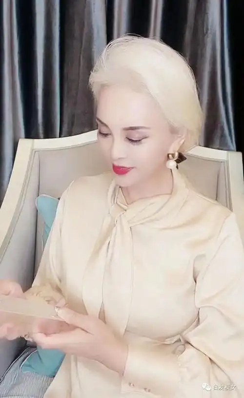 她满头银发,年过六十,在t台上走出了沉淀的气质,优雅从容的态度,美丽