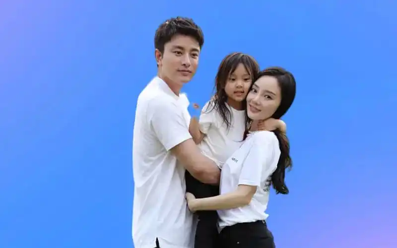 一张高清照暴漏贾乃亮李小璐真实关系,葫芦里到底卖的什么药?