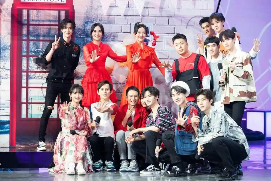 组图:谢娜蜡像空降《快乐大本营》现场 猜猜哪个才是本尊?