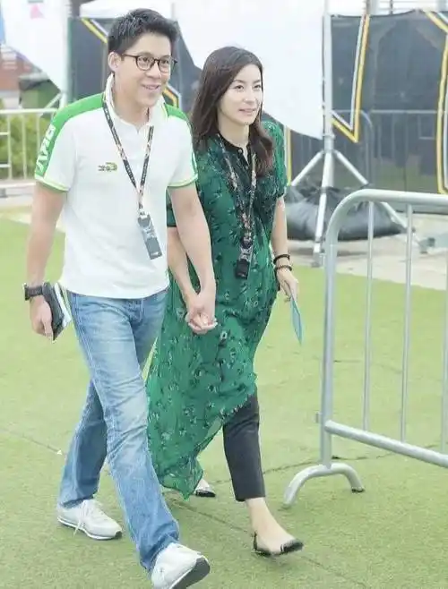 印花裙混搭长裤,又成为潮流,刘诗诗和郭晶晶隔空撞衫了_衬衫_牛仔裤