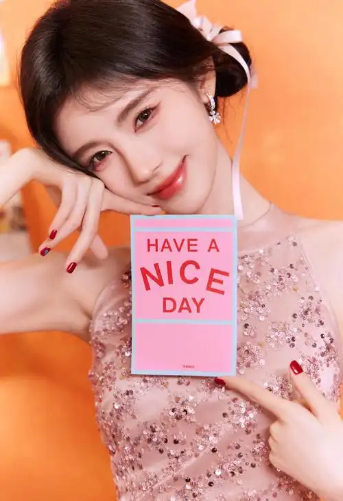 鞠婧祎穿粉裙娇俏可人手拿甜甜圈卖萌