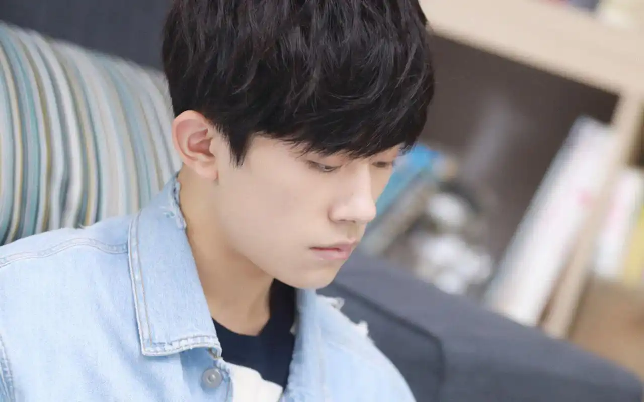 易烊千玺帅气家居写真高清壁纸