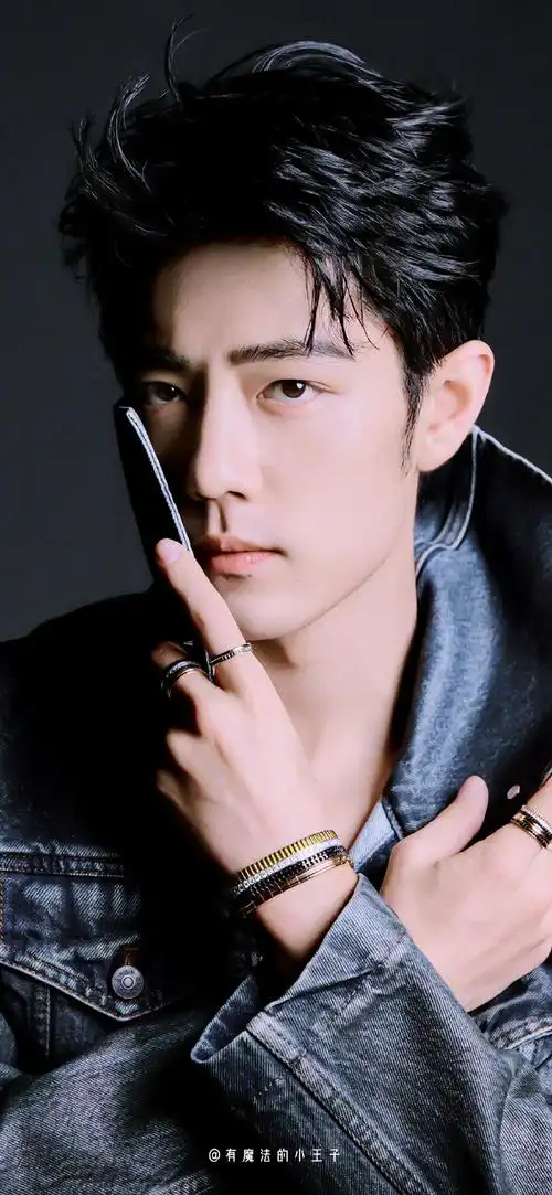 肖战壁纸超话#肖战#02    好奇    02(8月商务 日常)_ .展开全文