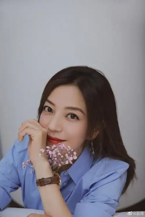 赵薇穿蓝色衬衣干练优雅 皮肤紧致状态年轻