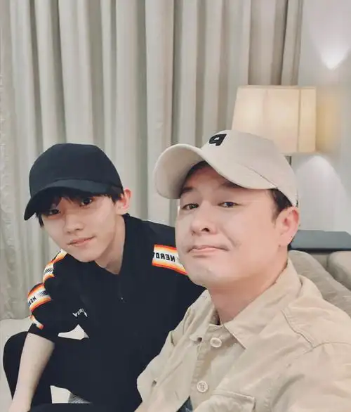 双胞胎哥哥保送纽约大学,马嘉祺学习照被群嘲:黑灯瞎火学个啥?