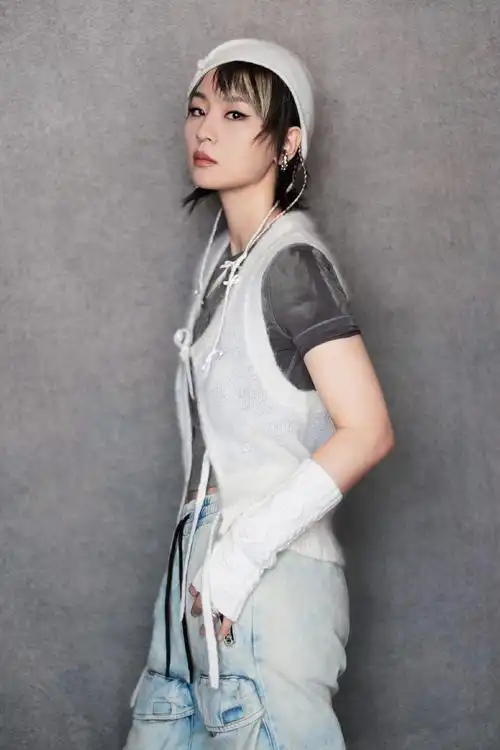 老板@周笔畅 尽兴表达随性姿态,音