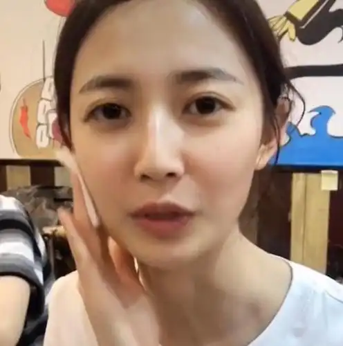 陈钰琪直播卸妆,看到无滤镜镜头下的真实颜值:早素颜早火了!