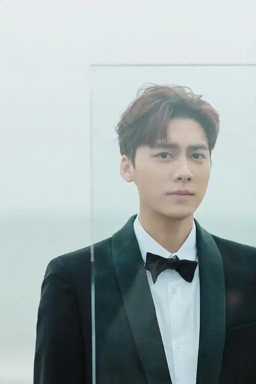 李易峰亮相2021金鸡奖闭幕式 穿黑色西服套装高大绅士