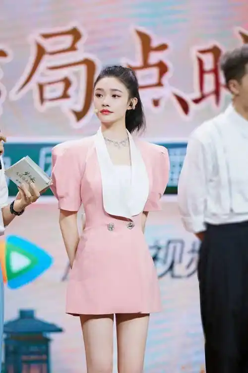 林允儿粉色装性感美腿写真_林允儿_粉色_写真