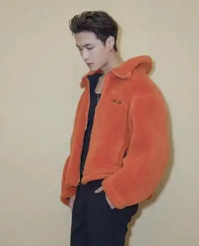 张艺兴羊羔绒外套温暖阳光,貂皮大衣贵气少男,真是百变男人 - 尚之潮