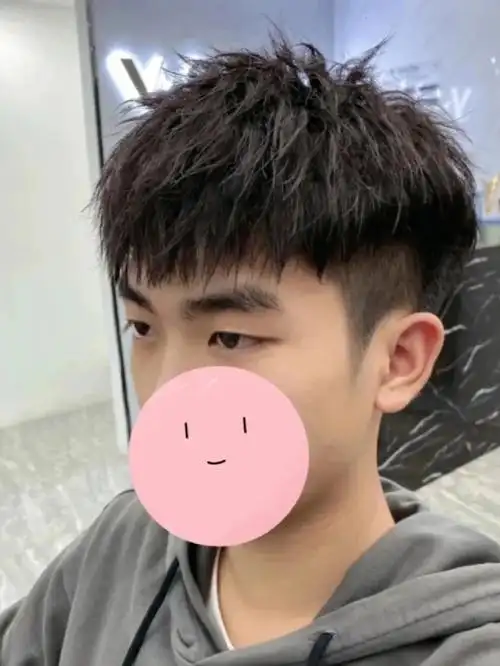 头 发扁他,油性发质,粗硬发质,都可以尝试,充满正能量,阳光的发型,小