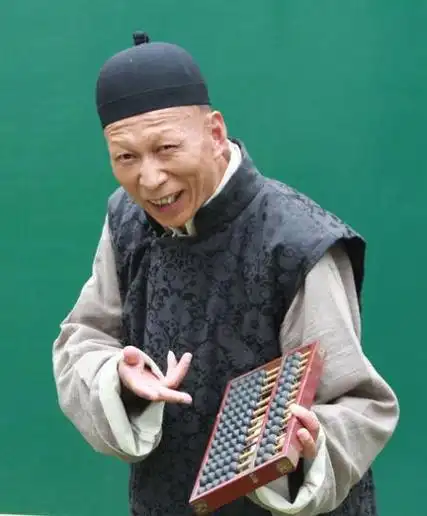 他的形象天生就是演反派配角,最让人印象深刻的,就是神雕侠侣中的裘千