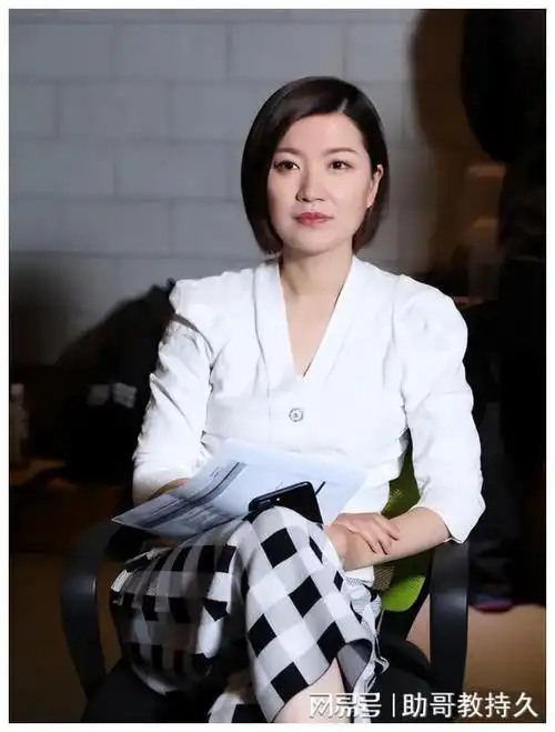 尽管从主持人到工作人员的转变,让她的身份地位无疑大打折扣,但陈蓉却