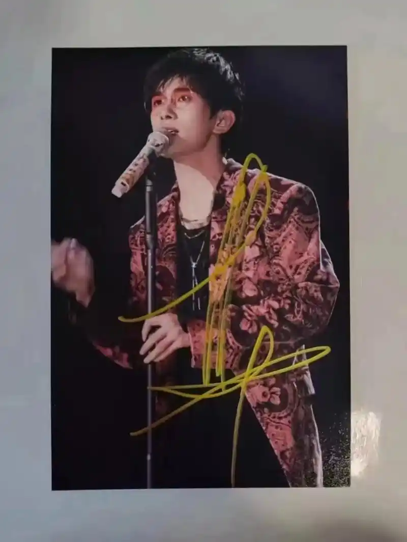 易烊千玺 亲签签名照#易烊千玺 #羞答答玫瑰 #追星 #舞台 - 抖音