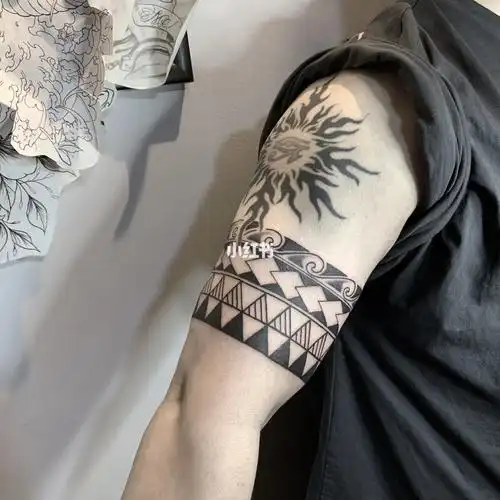 男生大臂臂环纹身
