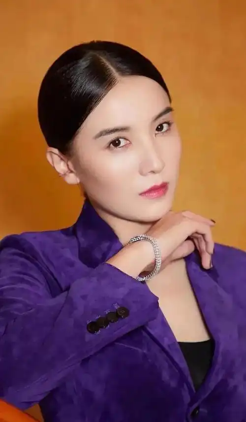 时尚干练的宋佳,清秀雅丽,文雅秀丽的写真照!__财经头条