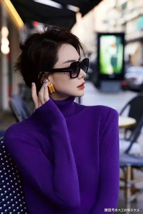 戚薇穿露背裙文艺感十足 窈窕多姿美如紫罗兰