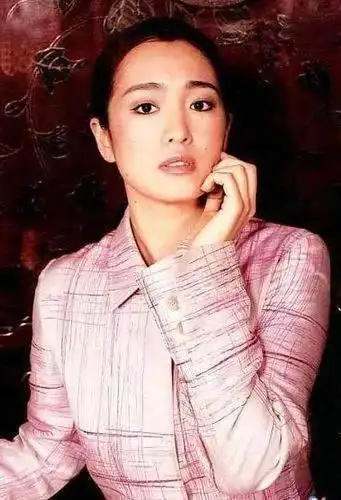 1985年,20岁的巩俐进入中戏之后,和同校男生杨建勋谈起了恋爱.