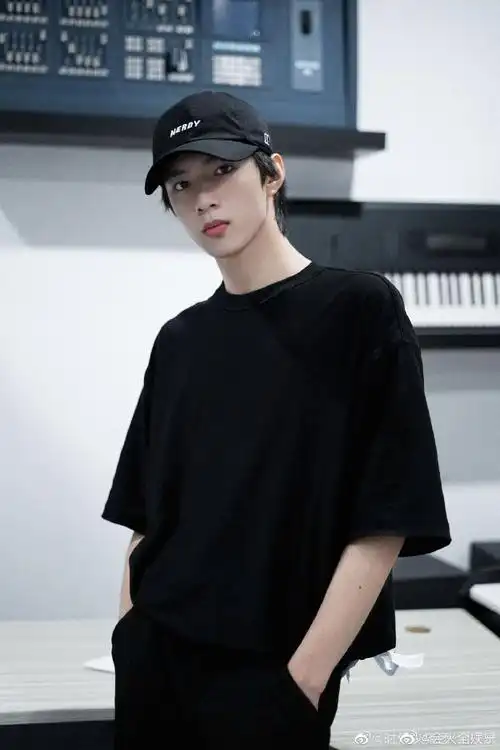 刘耀文晒录音室工作照##刘耀文黑色鸭舌帽写真