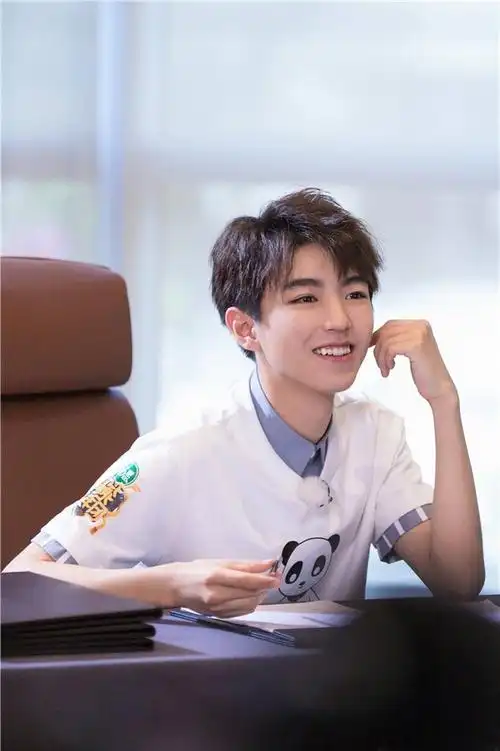 王俊凯成史上最亲和面试官 完美示范狂飙绕口令