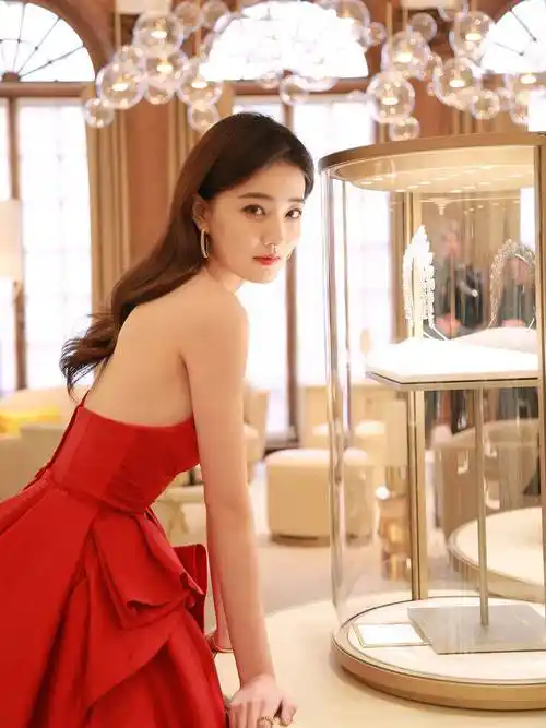 24岁徐璐身穿一袭抹胸礼服,恋爱后更性感