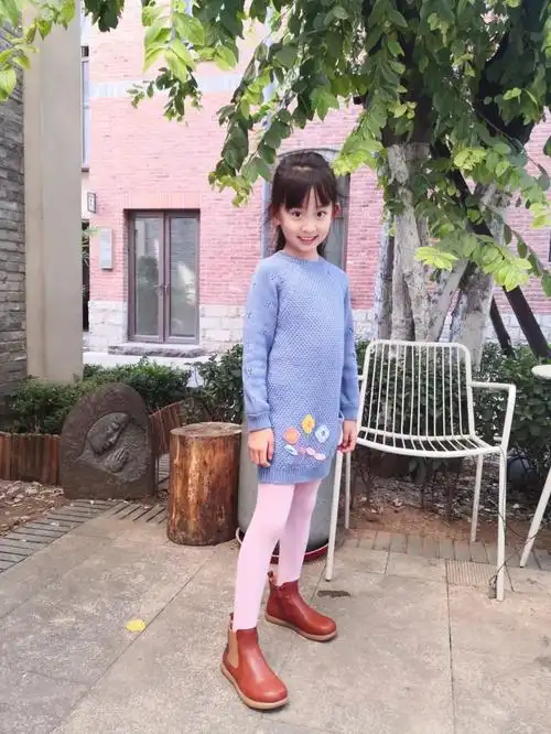 小女孩穿小靴子好好看