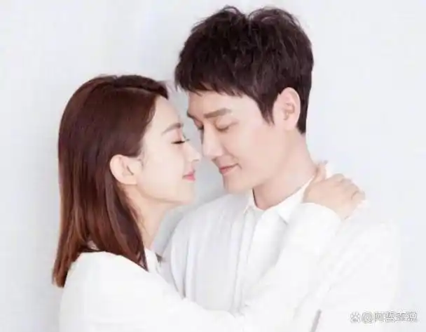 照片中,赵丽颖和儿子亲密相拥,一起做出了调皮的动作,让人们看到了