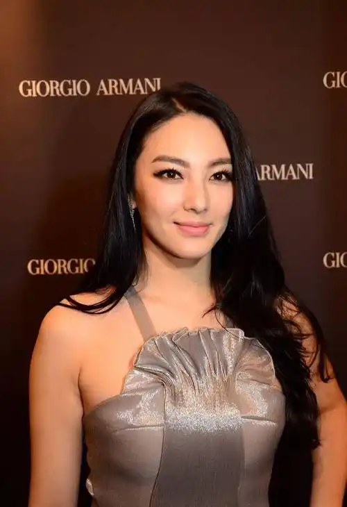 的事业线 直言豪爽的性格搭配完美的身材 谁能不爱_女明星_气质_外表