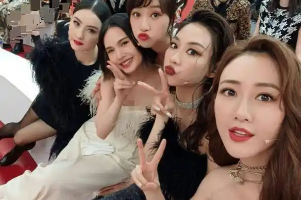 原创王鸥晒姐姐团怼脸自拍周笔畅牙上沾口红40岁张柏芝浓妆惊艳了