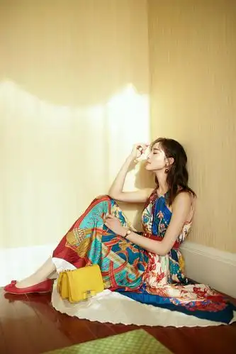 张钧甯不愧是气质美女换个发型尽显少女感穿印花裙美回18岁