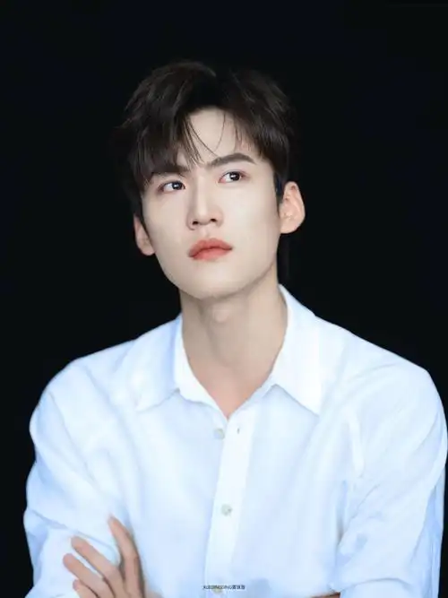 周柯宇白衬衫少年感##周柯宇情绪大片